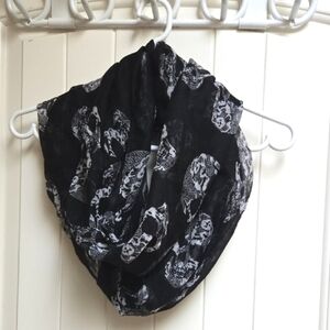 Chic Skull Pattern Black and White Infonity Scarf